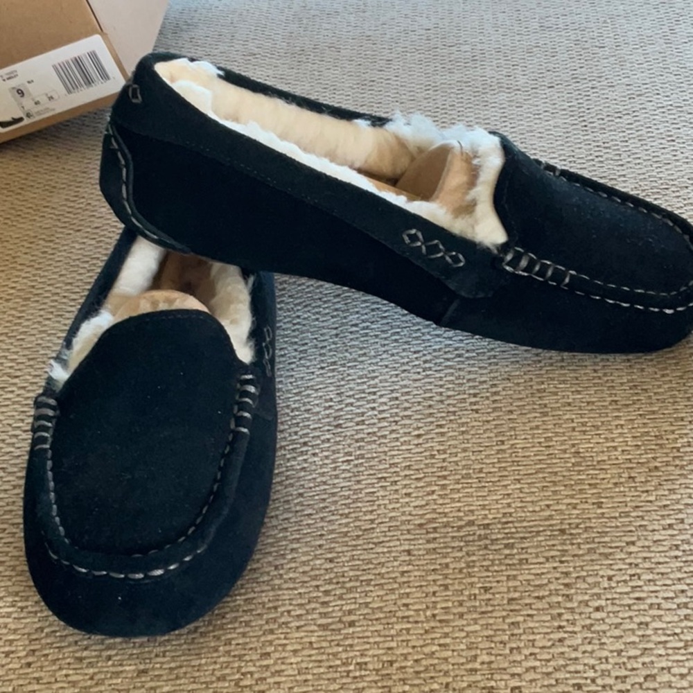 UGG Ansley women’s black suede slipper, sz 9 new in box